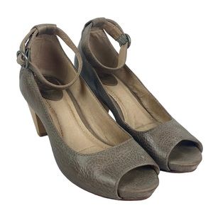 Frye “Coral Ankle Strap” leather heeled sandals Taupe size 5.5